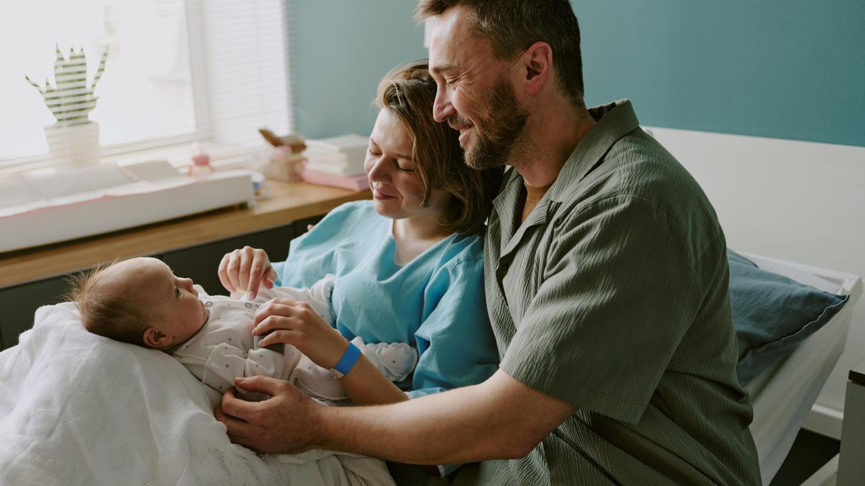 Una familia con su hijo recién nacido.