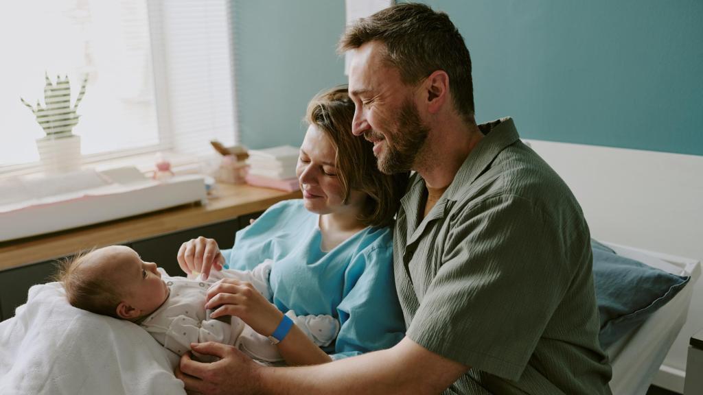 Una familia con su hijo recién nacido.
