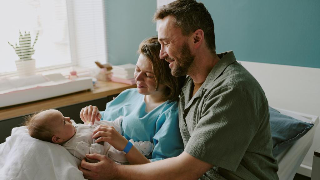 Una familia con su hijo recién nacido.