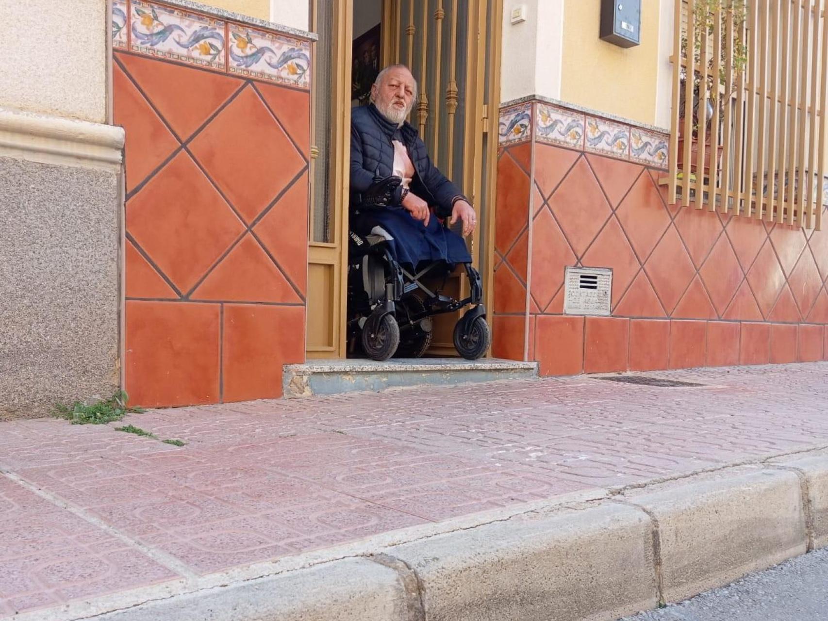 Paco perdió las piernas y desde 2024 pide dignidad al Ayuntamiento de Alcantarilla para poder entrar y salir de casa