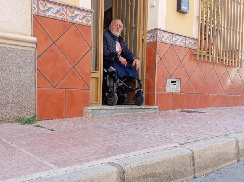 Paco, este miércoles, en su silla de ruedas, en la puerta de su casa en Alcantarilla.