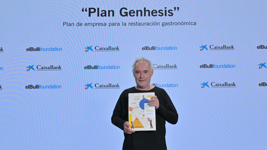 El cocinero Ferran Adrià sostiene su nuevo libro.