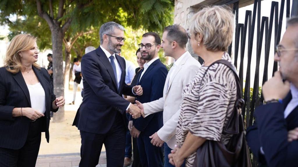 Pedro Manuel Toledo saludando a Francisco Lucas, secretario general del PSOE de la Región de Murcia, acompañado de Francisca Terol, alcaldesa de Alcantarilla.