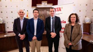 El consejero de Agricultura, Òscar Ordeig; el alcalde de la Seu d'Urgell, Joan Barrera; y el director general del IRTA, Josep Usall.