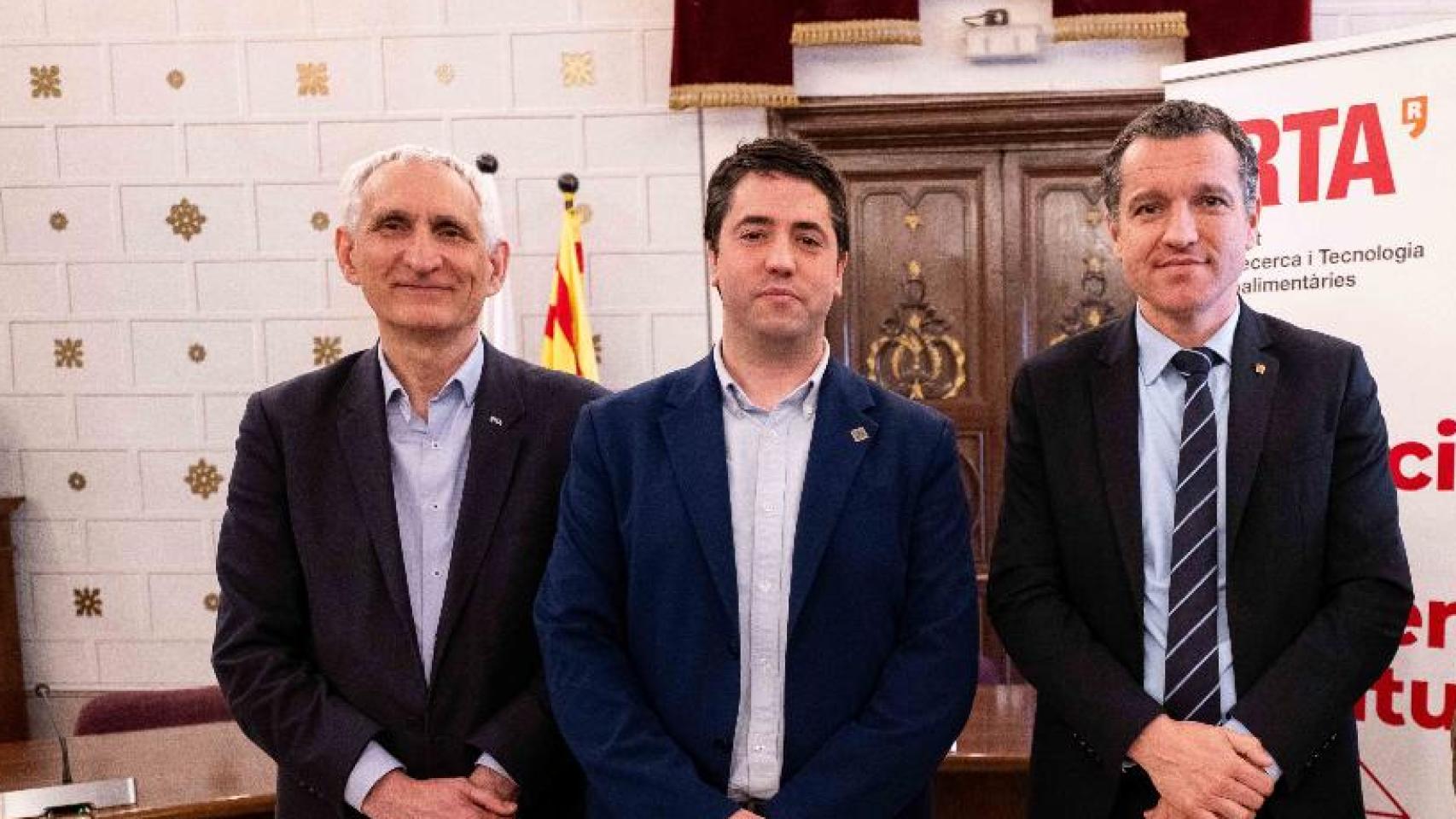 El consejero de Agricultura, Òscar Ordeig; el alcalde de la Seu d'Urgell, Joan Barrera; y el director general del IRTA, Josep Usall.