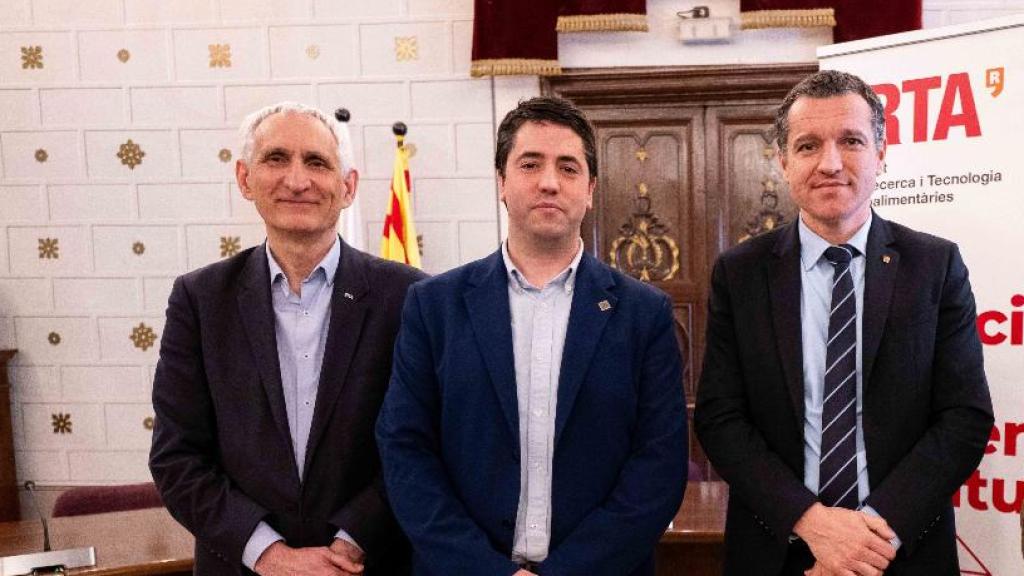 El consejero de Agricultura, Òscar Ordeig; el alcalde de la Seu d'Urgell, Joan Barrera; y el director general del IRTA, Josep Usall.