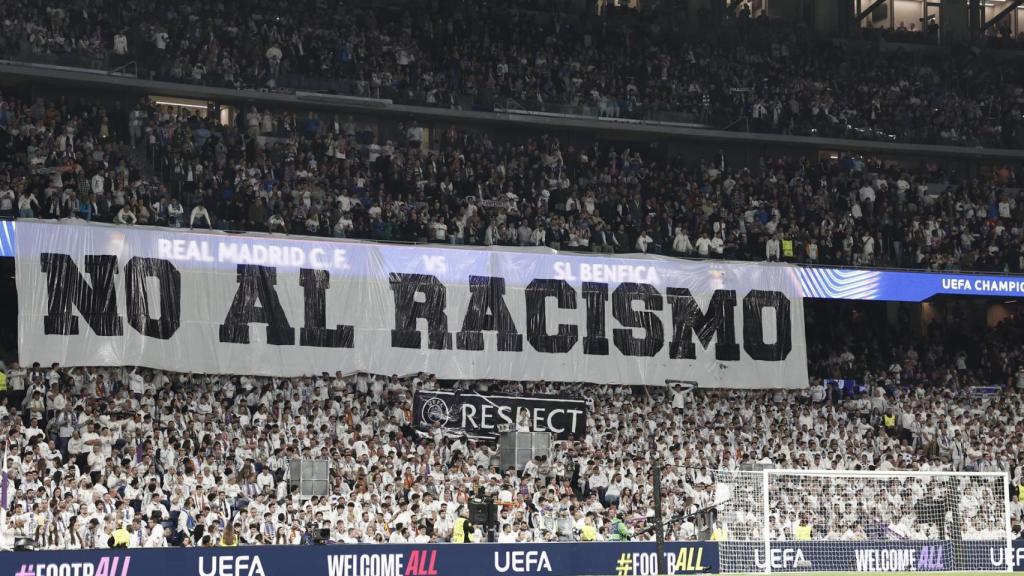 La pancarta contra el racismo en el Bernabéu antes del Real Madrid - Benfica