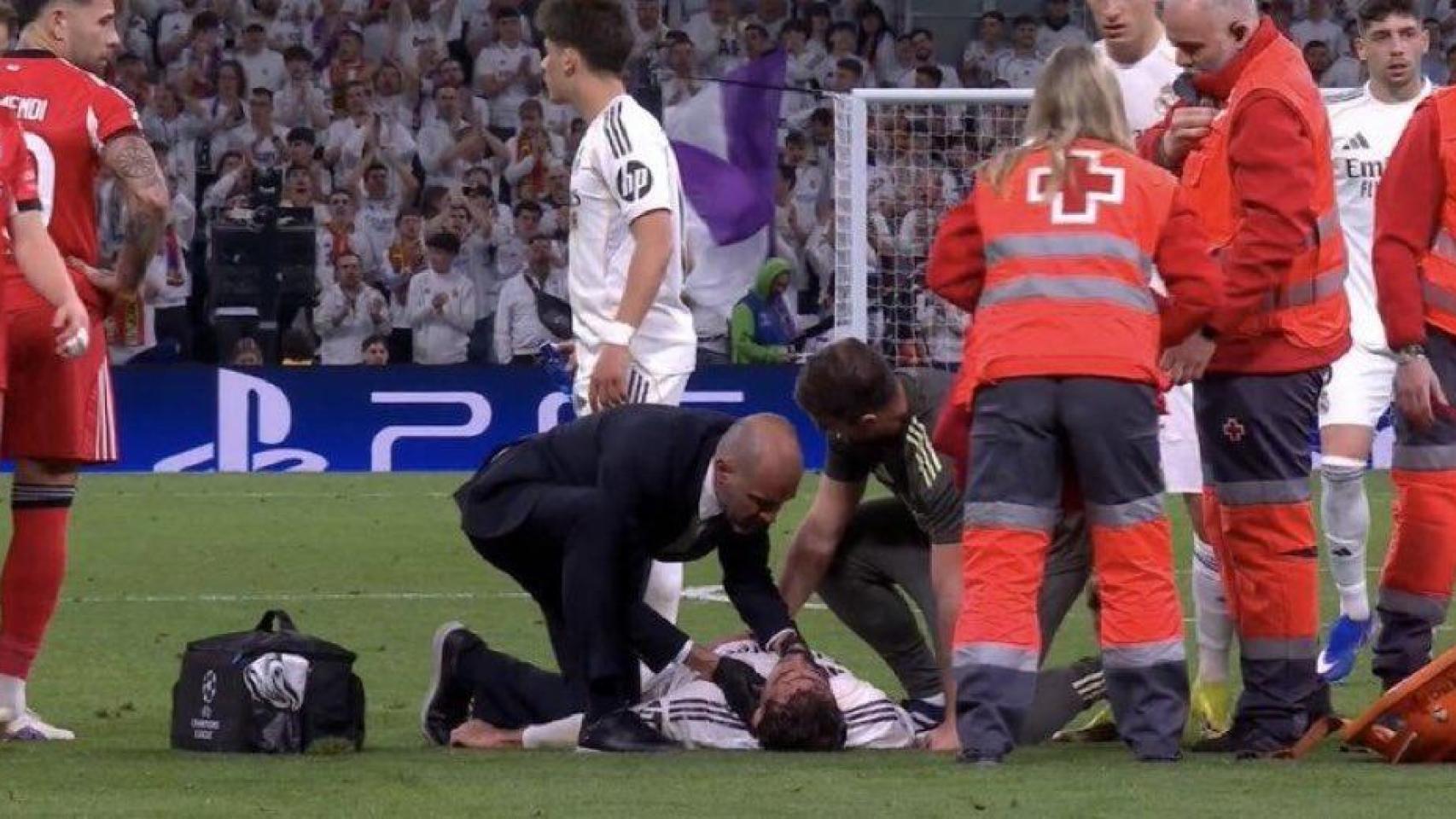 Asencio, tirado en el suelo tras el fuerte golpe.