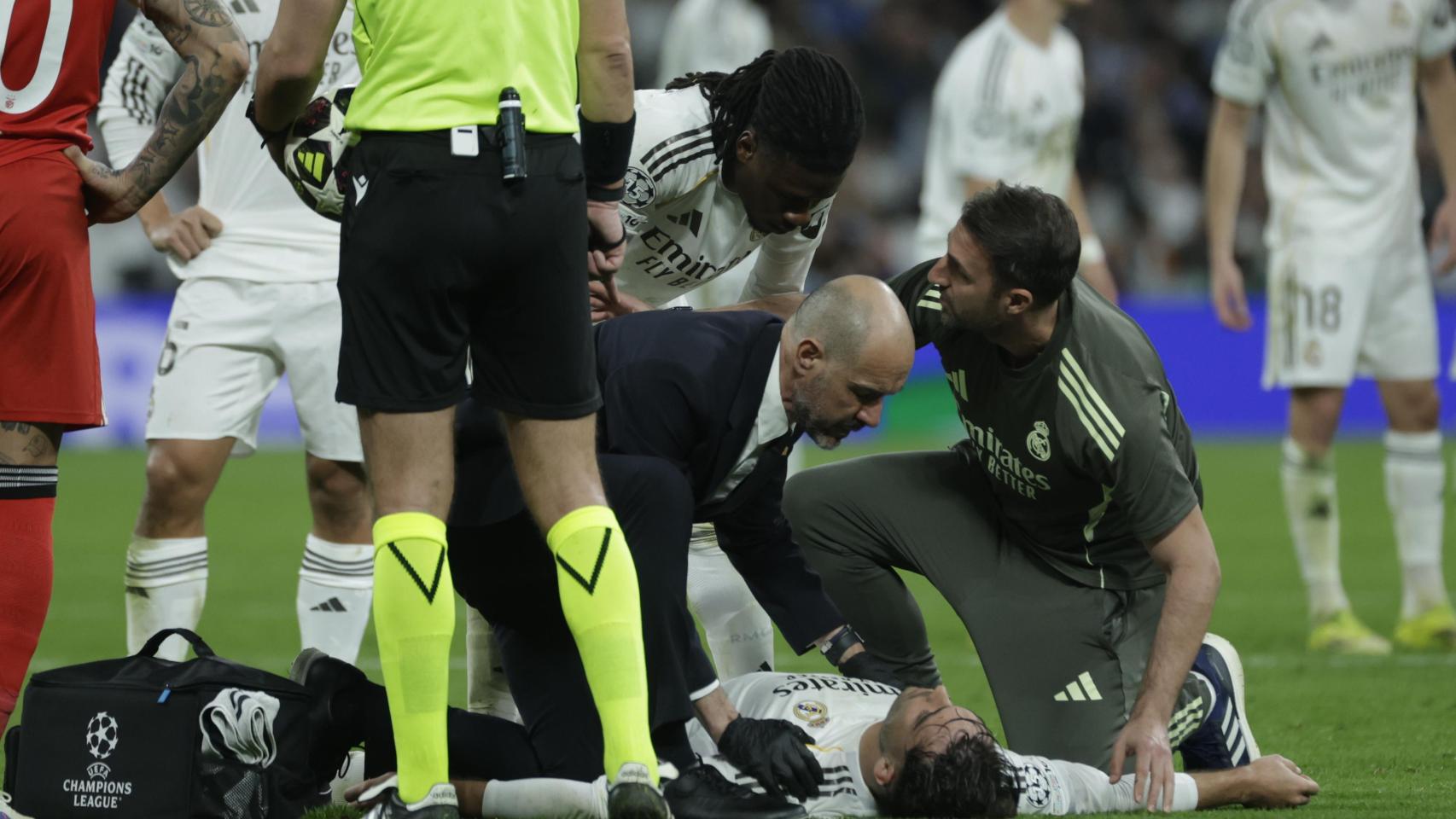 Asencio, en el césped del Bernabéu.