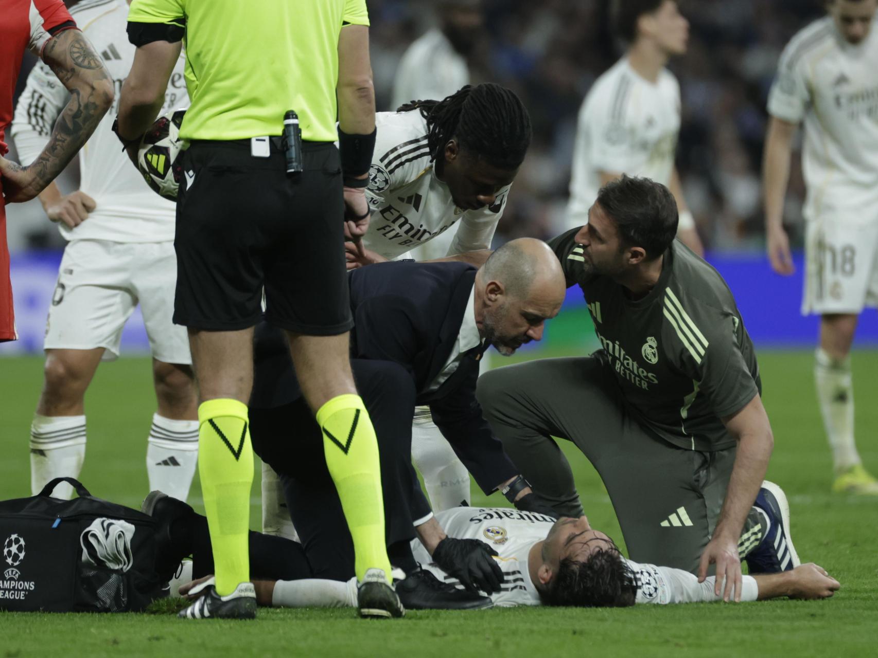 Asencio, en el césped del Bernabéu.