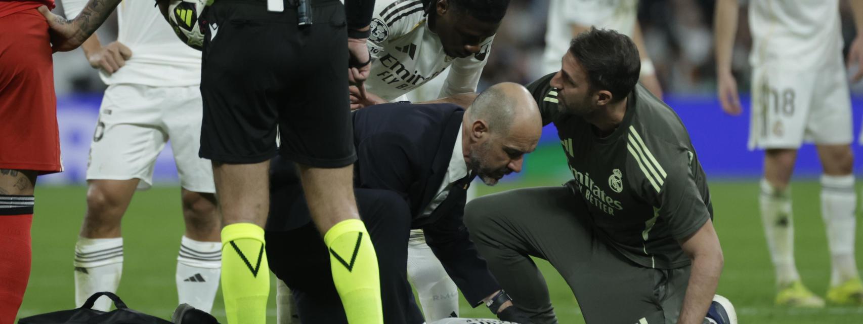 Asencio, en el césped del Bernabéu.