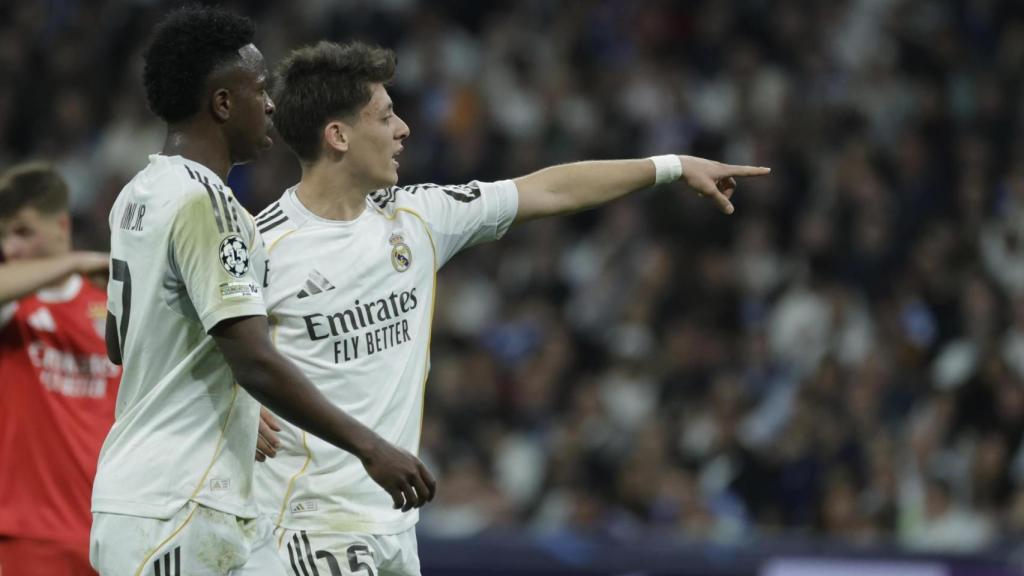 Vinicius y Güler durante el partido