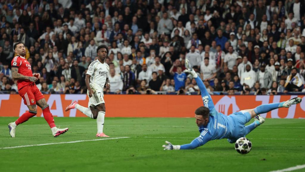 Disparo de Vinicius para marcar el gol ante el Benfica.