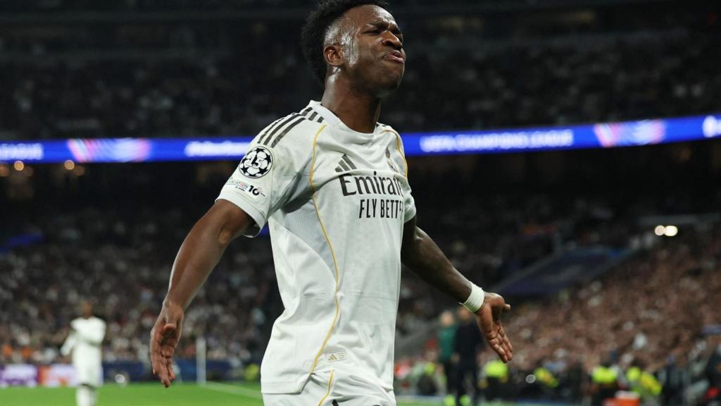 Vinicius celebra el gol ante el Benfica en el Bernabéu.