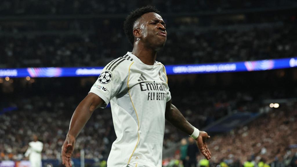 Vinicius celebra el gol ante el Benfica en el Bernabéu.