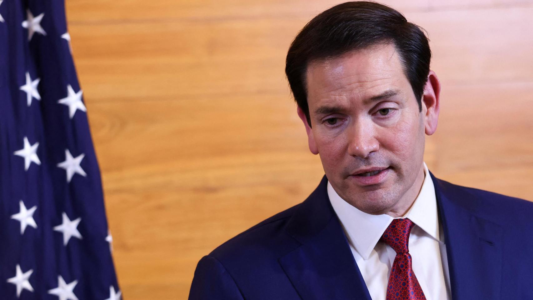 Marco Rubio, secretario de Estado de Estados Unidos, habla con los medios de comunicación.