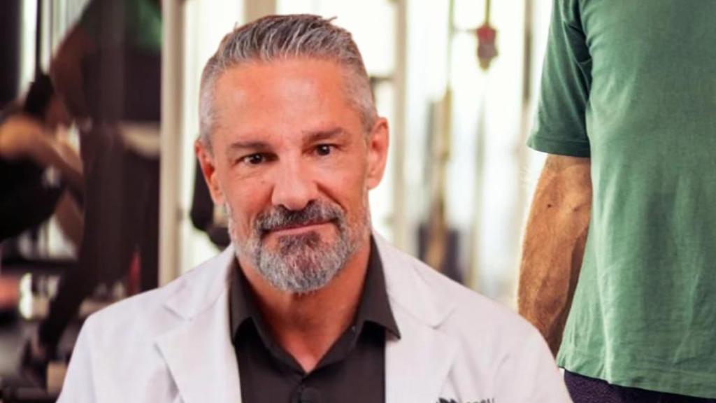 Montaje del médico David Céspedes junto con una persona haciendo pesas.
