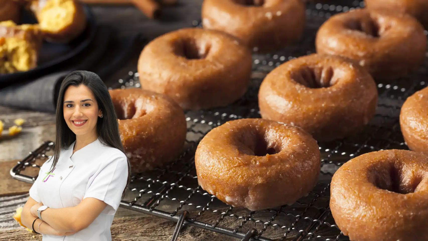 La nutricionista Sandra Moñino junto con unos apetecibles dónuts de chocolate.