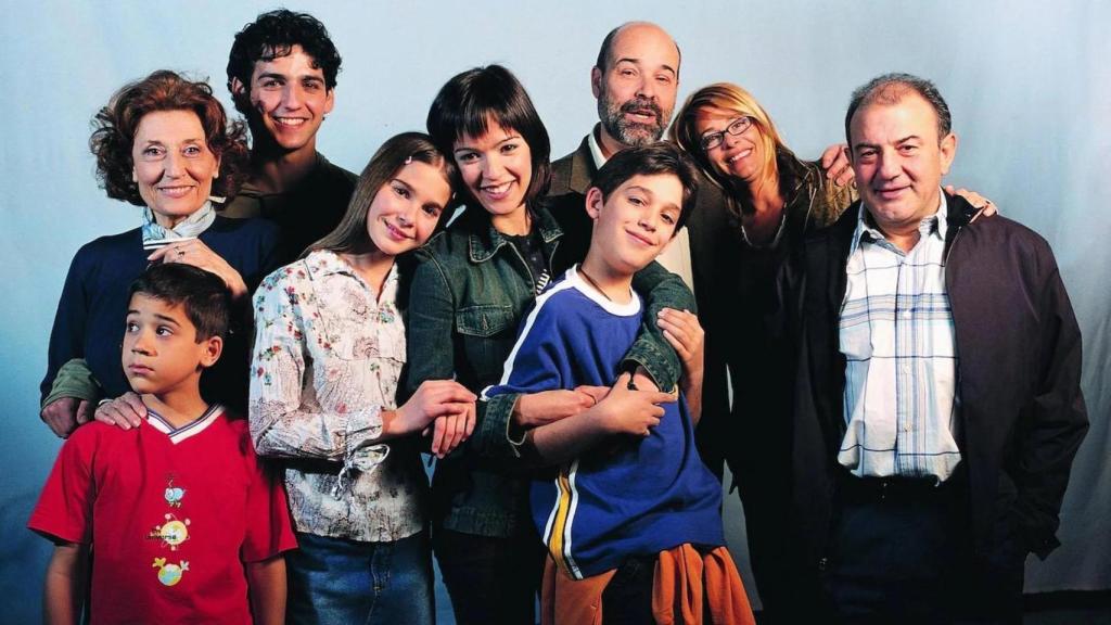 Los protagonistas de 'Los Serrano'. De izquierda a derecha: Jorge Jurado, Julia Gutiérrez Caba, Fran Perea, Natalia Sánchez, Verónica Sánchez, Víctor Elías, Antonio Resines, Belén Rueda y Jesús Bonilla.