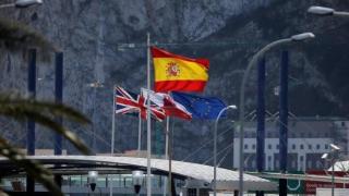 Las banderas de España, Reino Unido, Gibraltar y la UE, junto a la Verja que marca el paso a la colonia británica.