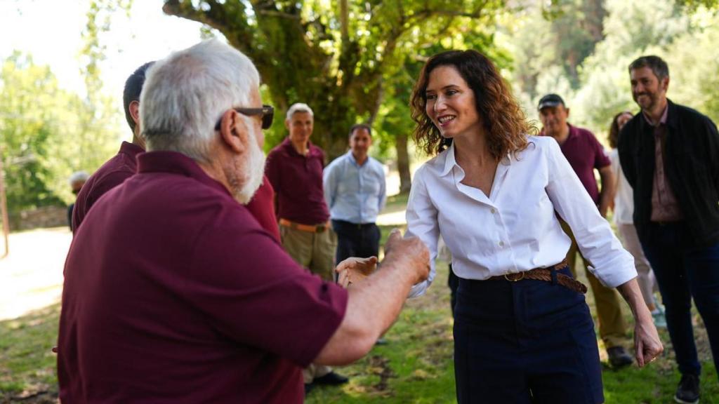 Díaz Ayuso inaugura la nueva área de descanso Pradera de la Virgen de la Peña en Rascafría en 2024.