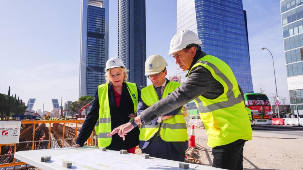 Almeida en su visita de este miércoles a las obras del futuro Parque Castellana.