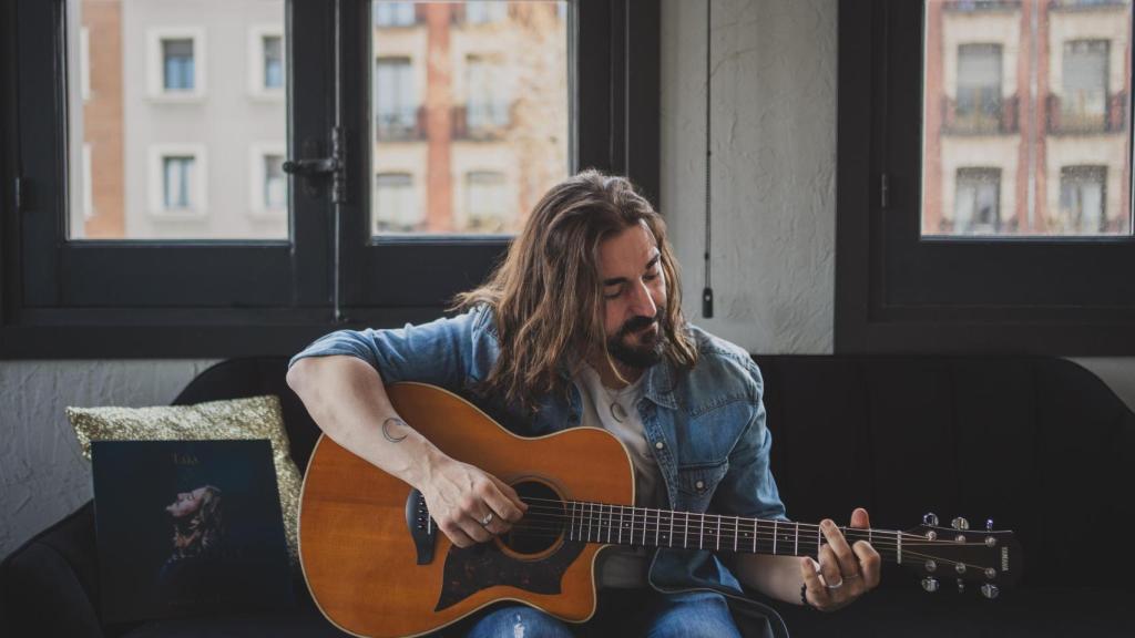 Andrés Suárez toca la guitarra.