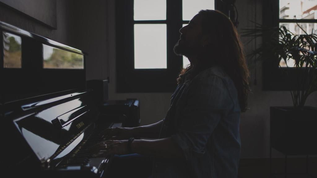 Andrés Suárez toca el piano.
