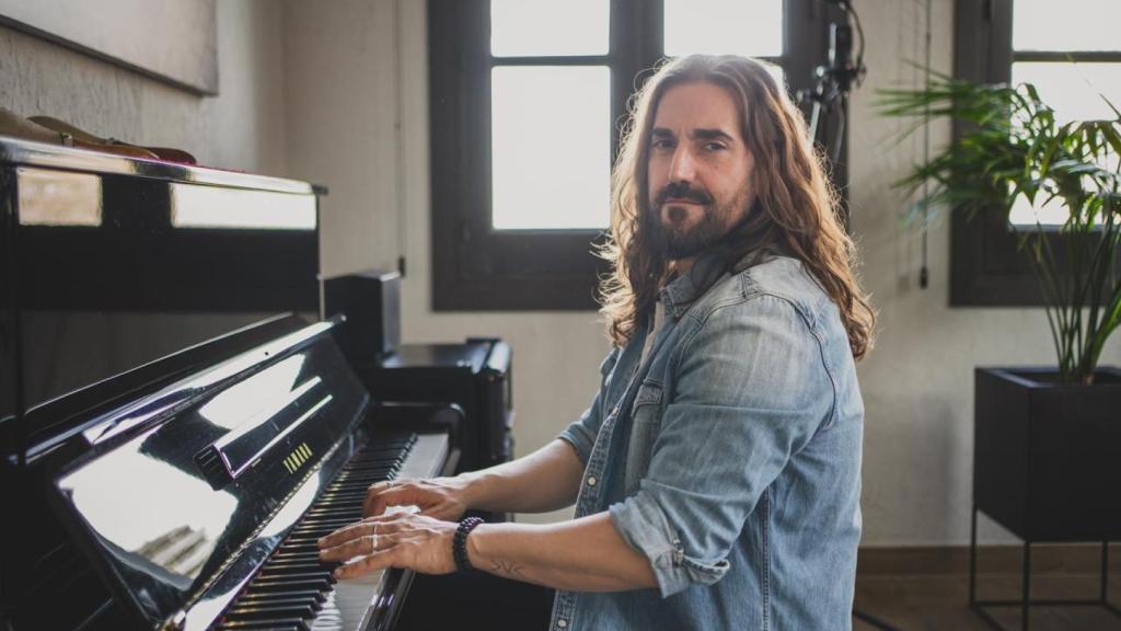 Andrés Suárez toca el piano.