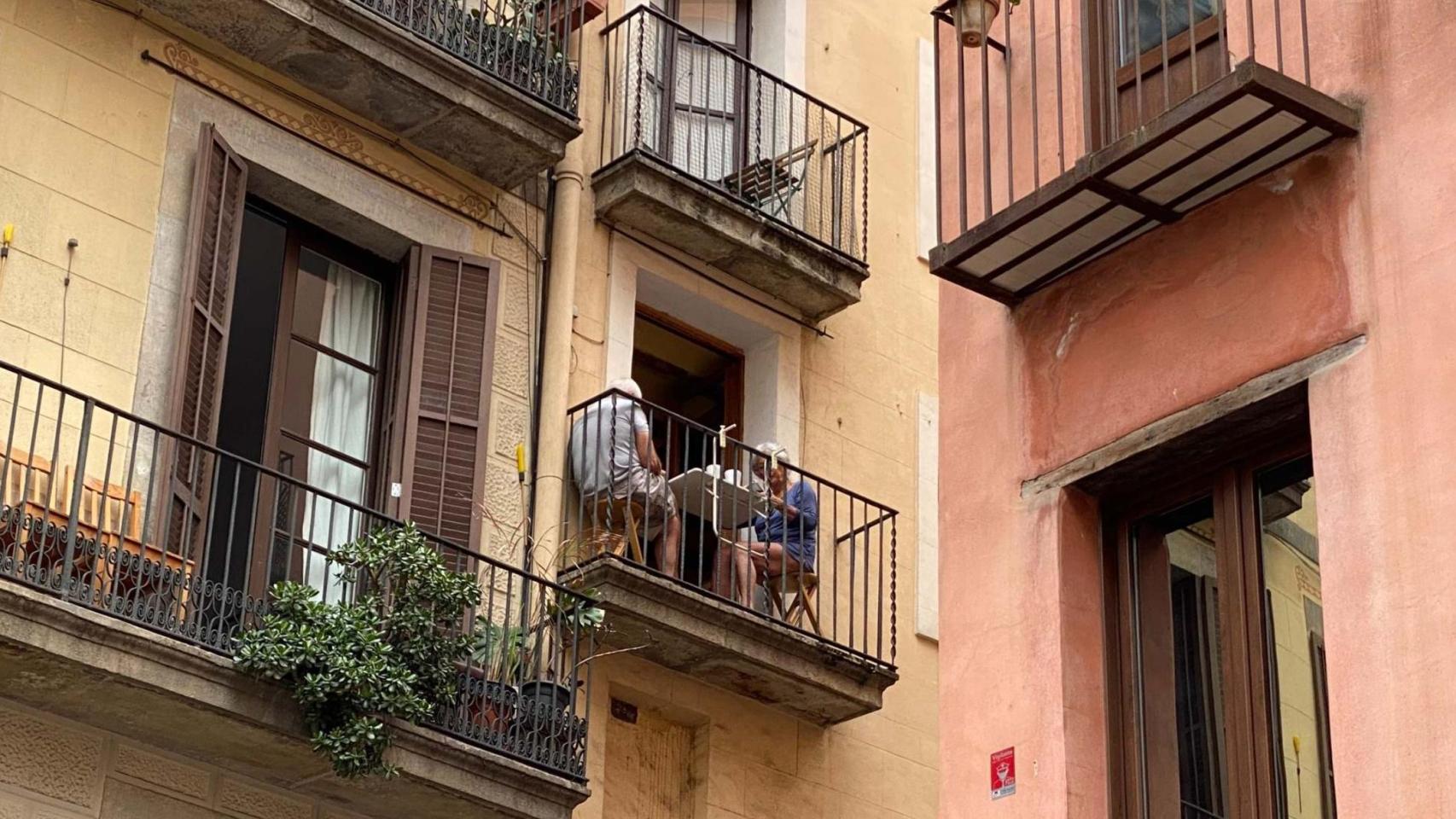 Balcones de vivienda con una pareja de ancianos.