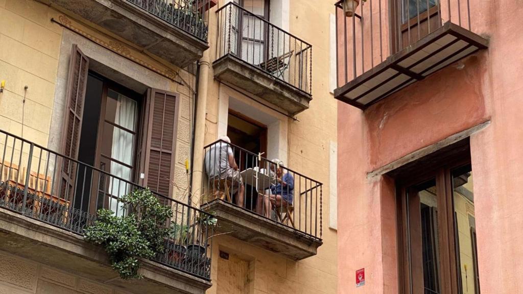 Balcones de vivienda con una pareja de ancianos.