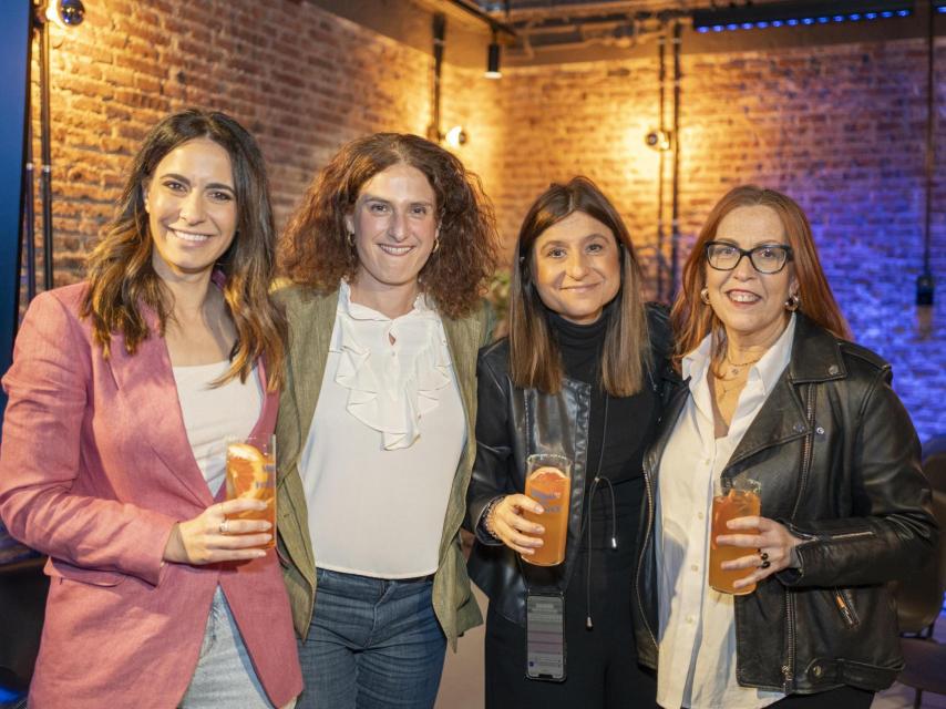 Nazareth Castellanos, con la directora de Magas, Ana Núñez-Milara, Sofía Martín y Begoña Barreda, del Espacio DOBBLE, brindando con Magas por Fundador.