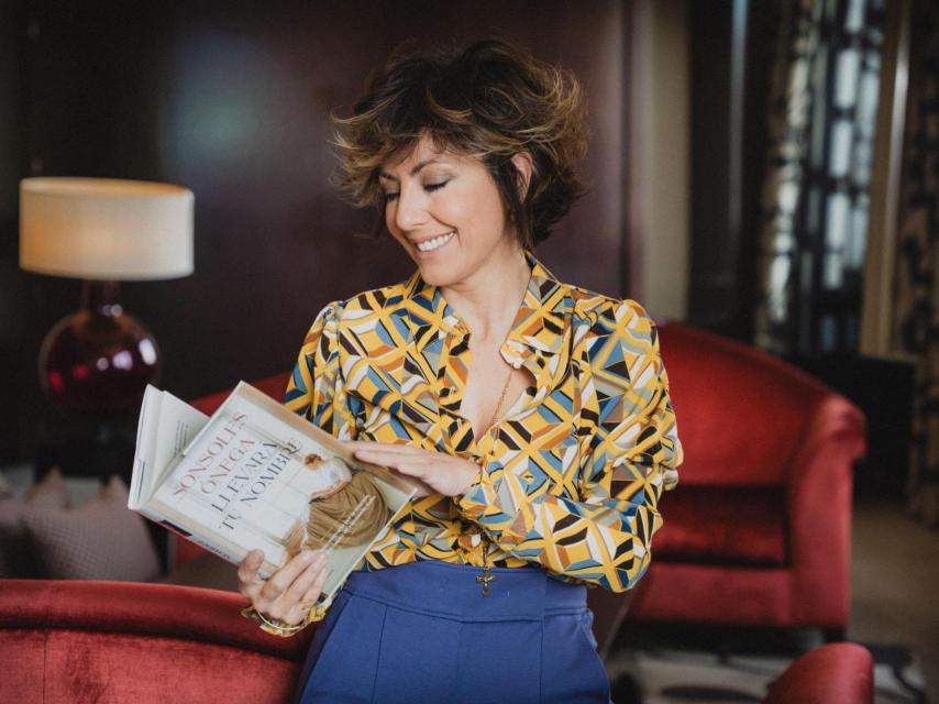Sonsoles Ónega posa con su nuevo libro.