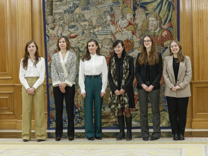 La Reina, con una representación del Consejo.