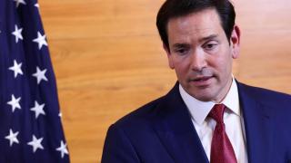 Marco Rubio, secretario de Estado de Estados Unidos, habla con los medios de comunicación.