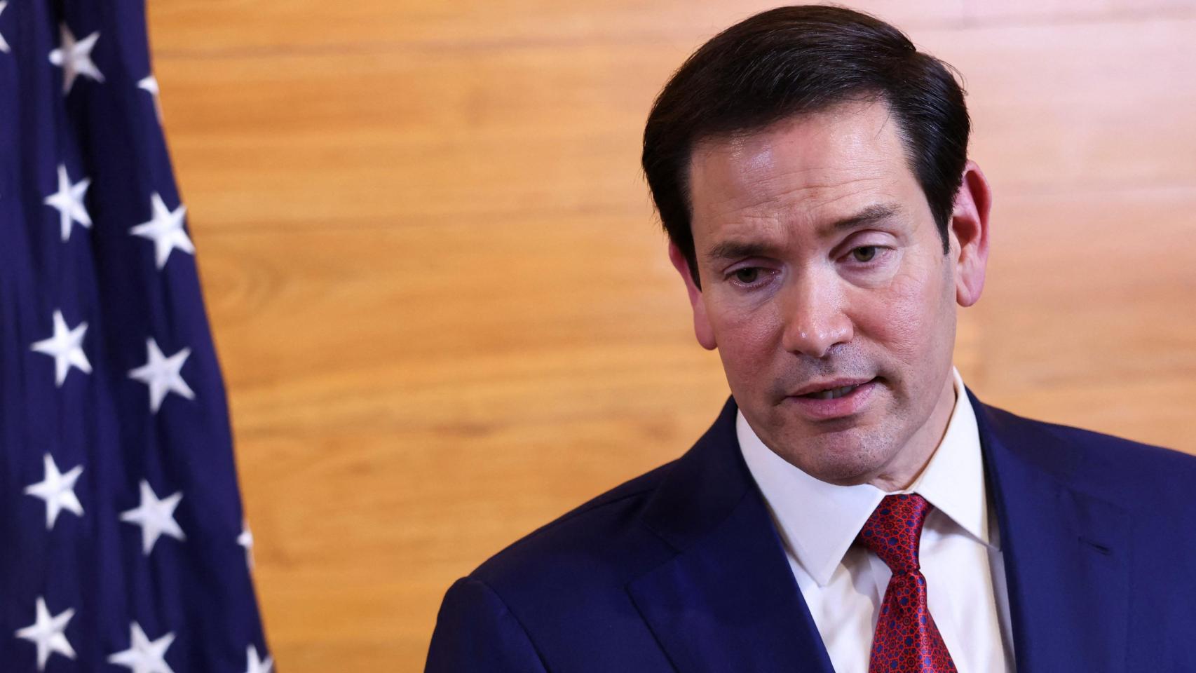 Marco Rubio, secretario de Estado de Estados Unidos, habla con los medios de comunicación.