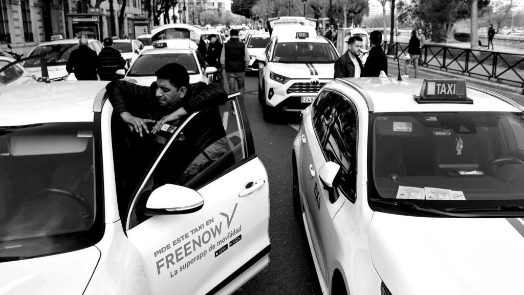 Taxistas en huelga durante el paro convocado por el sector del taxi, a 25 de febrero de 2026, en Valencia, Comunidad Valenciana (España).