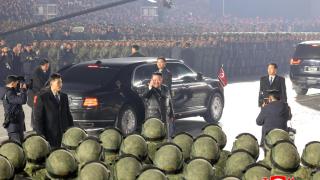 Kim Jong-un saluda a sus soldados durante el desfile militar celebrado en Pionyang.