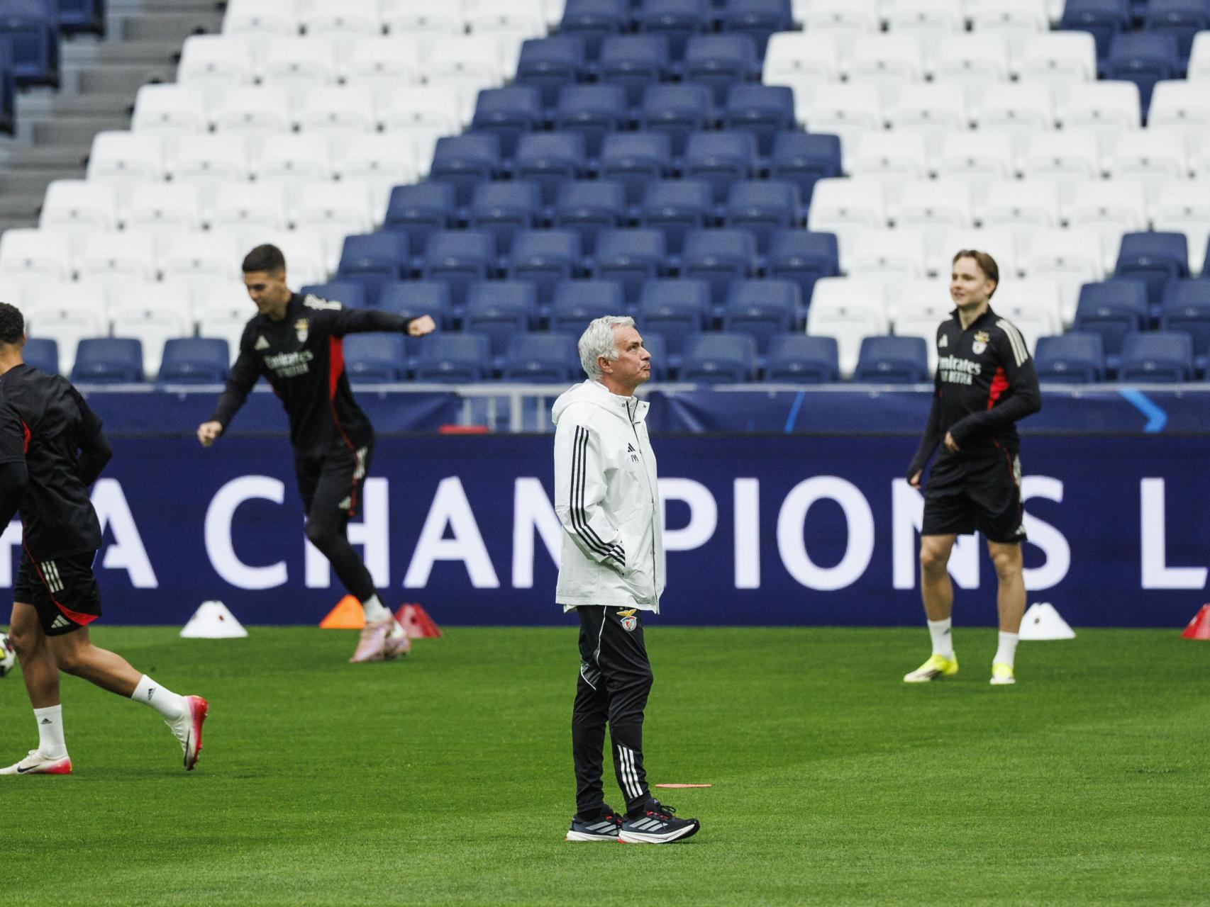 José Mourinho, en el entrenamiento del Benfica en el Santiago Bernabéu este martes