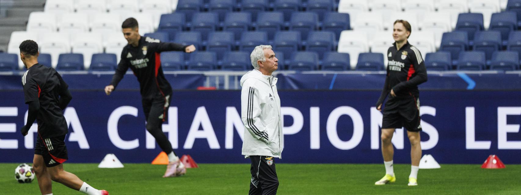 José Mourinho, en el entrenamiento del Benfica en el Santiago Bernabéu este martes