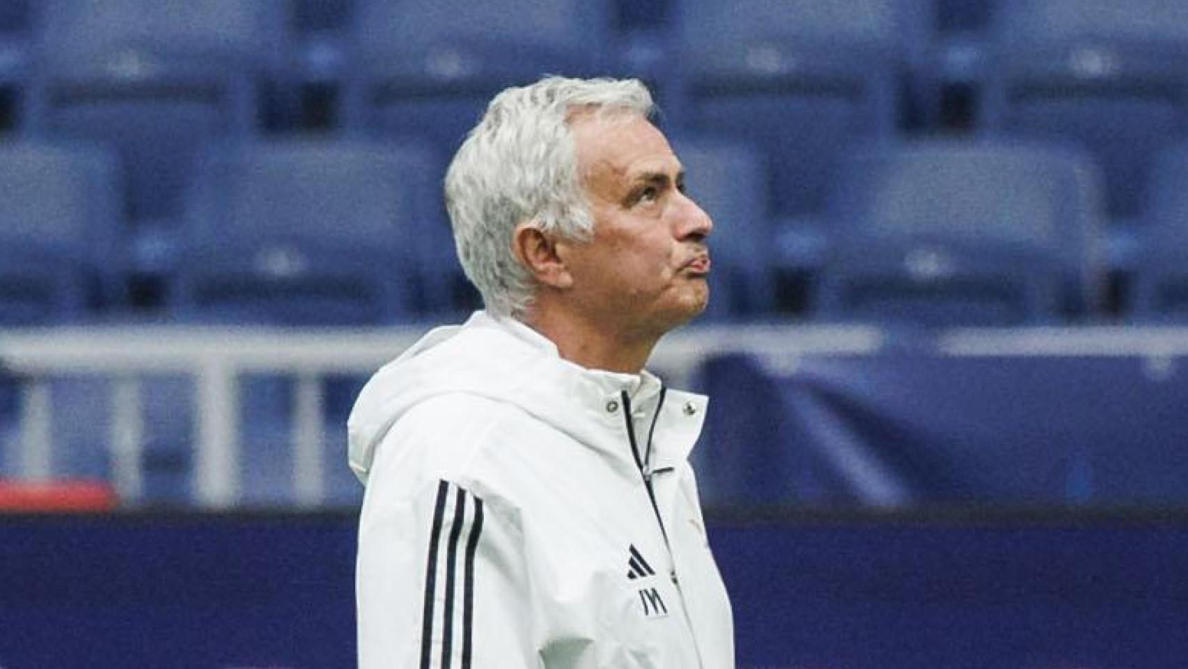 José Mourinho, en el entrenamiento del Benfica en el Santiago Bernabéu este martes