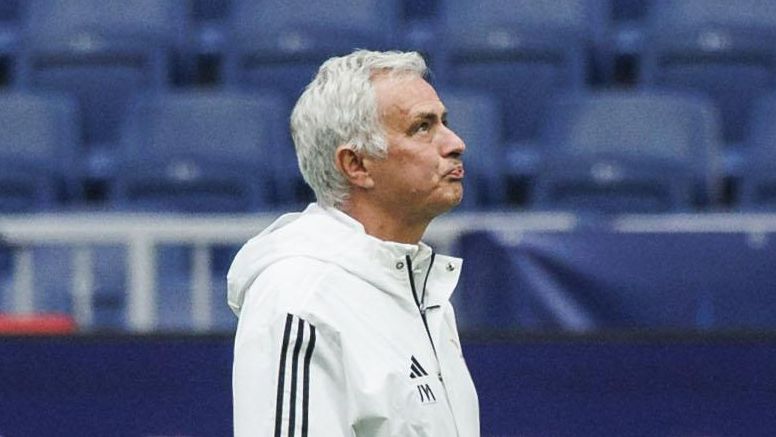 José Mourinho, en el entrenamiento del Benfica en el Santiago Bernabéu este martes