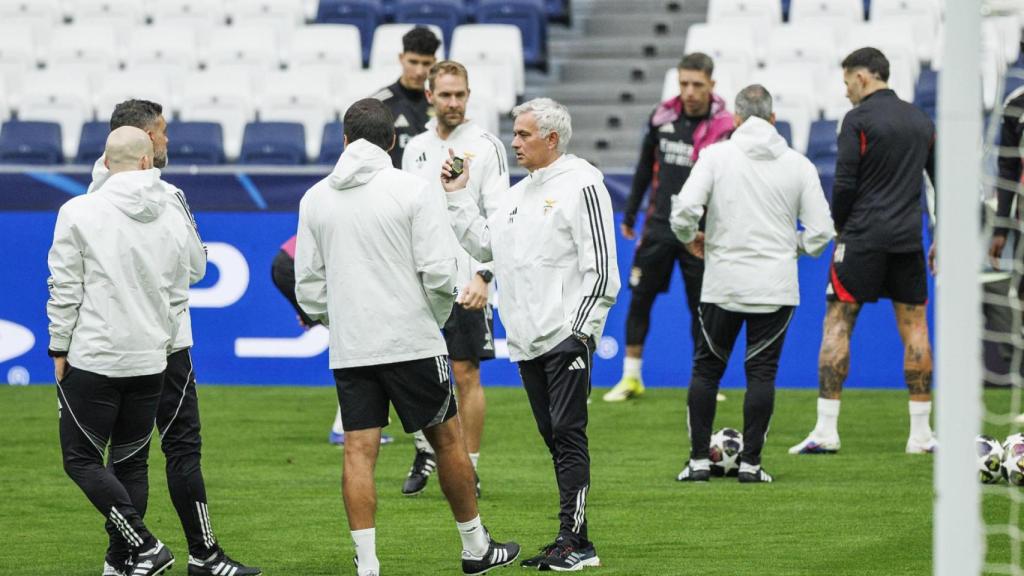 José Mourinho, con su cuerpo técnico, en el entrenamiento del Benfica en el Bernabéu