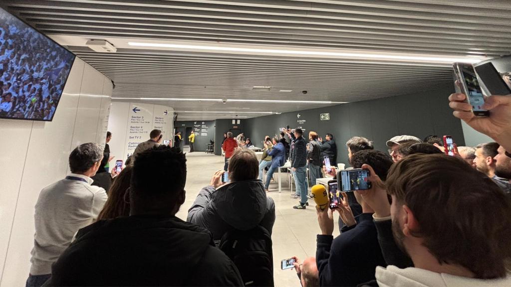 Una treintena de periodistas reciben a Mourinho en el palco de prensa del Bernabéu