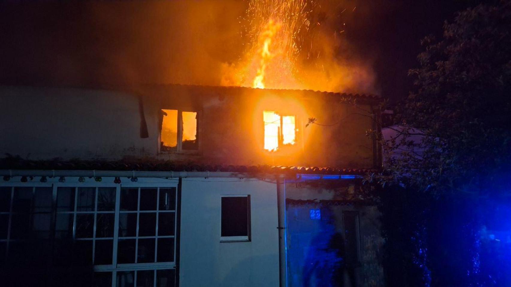Un incendio calcina de madrugada una vivienda unifamiliar en Rutis, Culleredo (A Coruña)