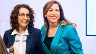 La portavoz de Vox, Eva Torres, con la alcaldesa de Zaragoza, Natalia Chueca.