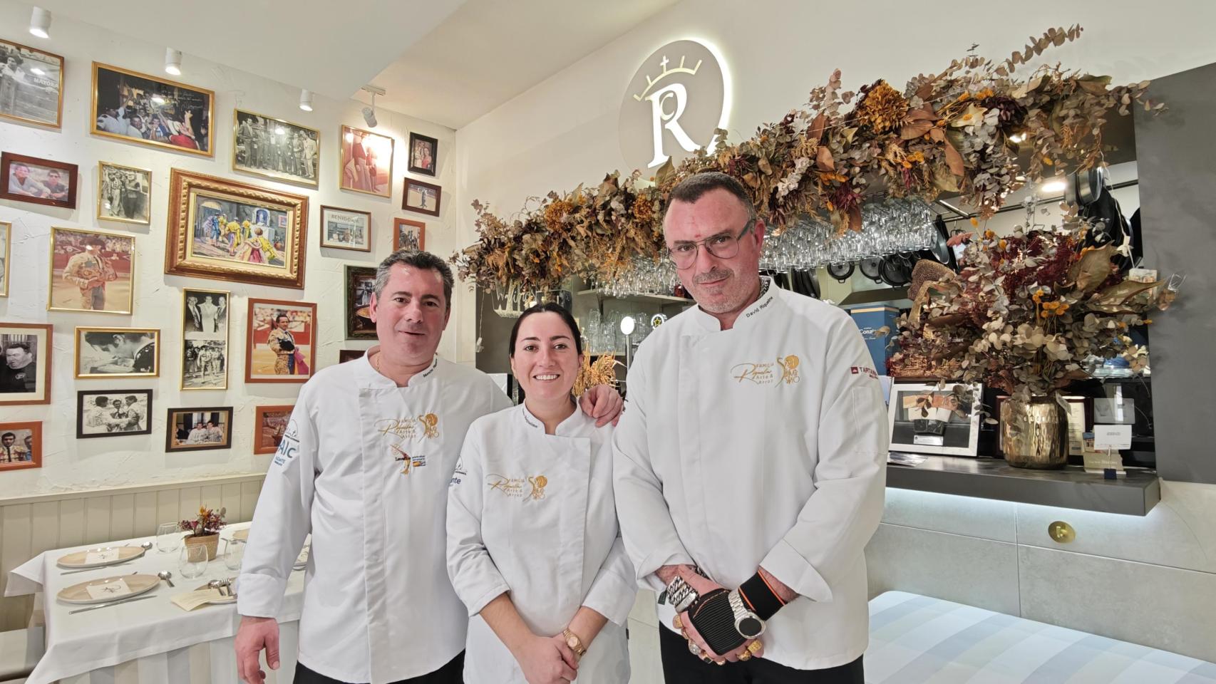 Los hermanos Riquelme, Moncho, Rocío y David, en su restaurante esta semana.