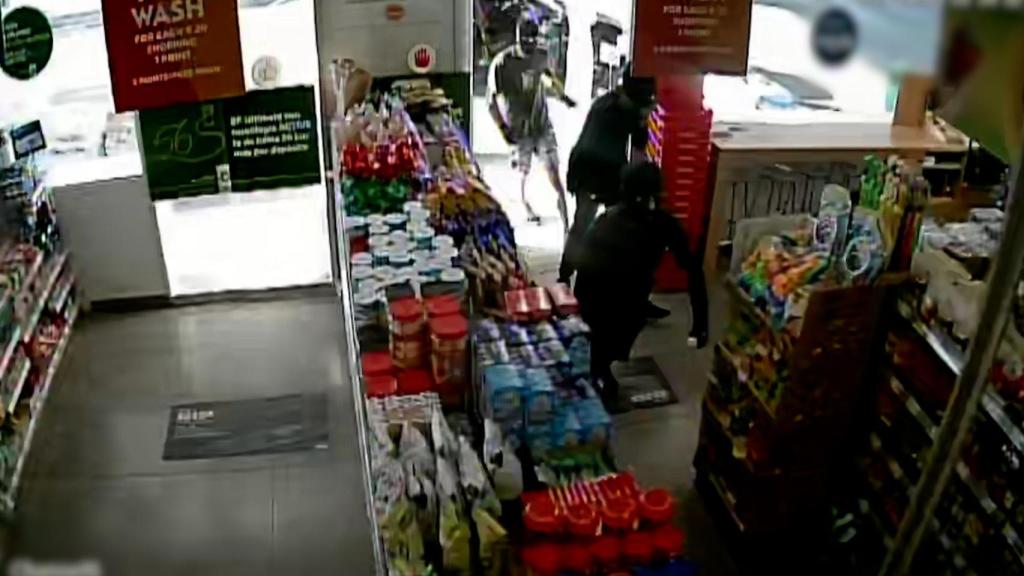 Yassin, entrando con sus dos compinches en la gasolinera que asaltaron en Mazarrón.