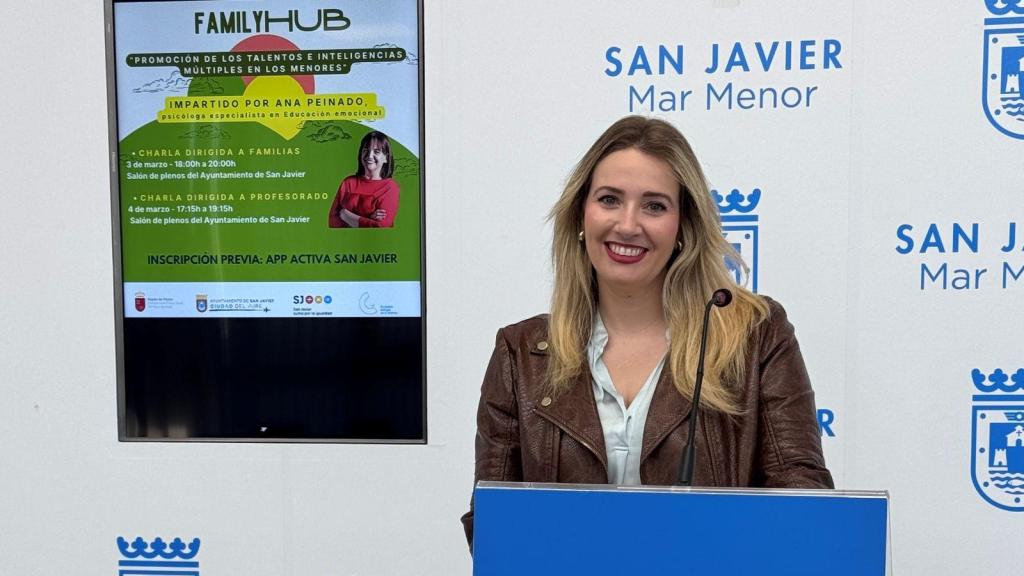 La concejala de Derechos Sociales y Familia, María del Mar Pérez, presenta los talleres gratuitos de Ana Peinado