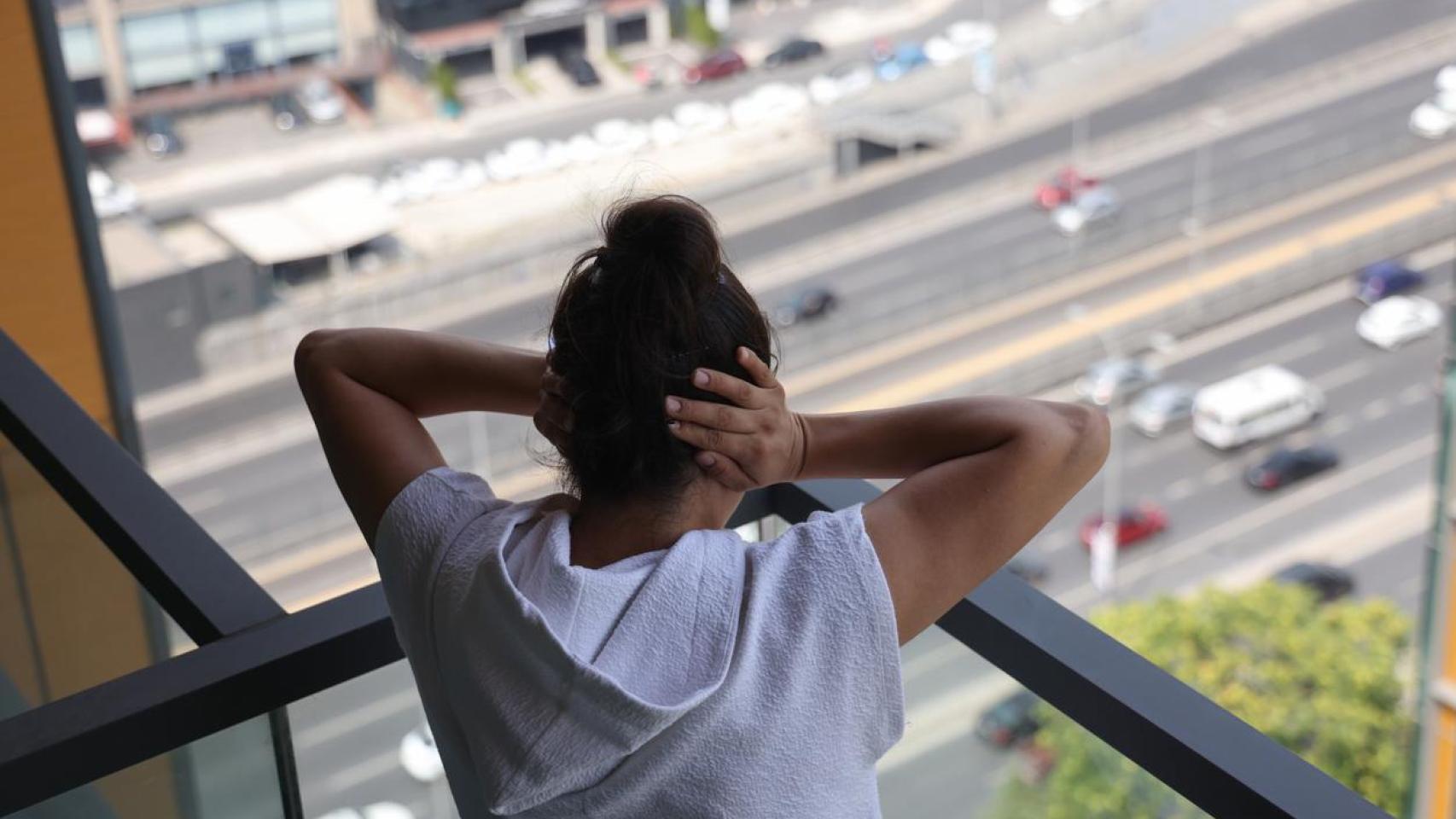 Mujer sufriendo por el ruido de la calle.